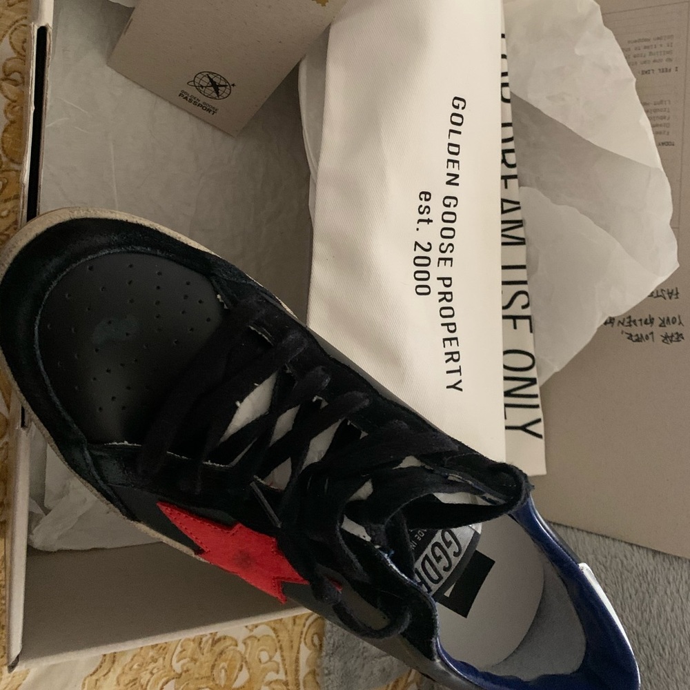 Like new Golden Goose Blk Ballstar! Sz 39 w Red Stars!